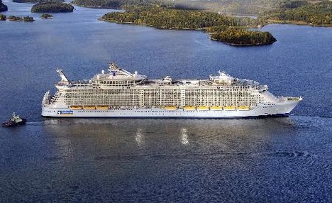 Dünyanın en büyük ve en pahalı yolcu gemisi Oasis of the Seas (Denizdeki Vaha) Finlandiya'nın Turku şehrinde suya indirildi. 361 metre uzunlukta ve 47 metre genişliğindeki dev gemi 6 bin 360 yolcu kapasitesine sahip..