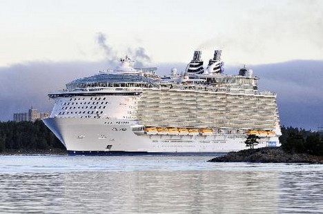 Dünyanın en büyük ve en pahalı yolcu gemisi Oasis of the Seas (Denizdeki Vaha) Finlandiya'nın Turku şehrinde suya indirildi. 361 metre uzunlukta ve 47 metre genişliğindeki dev gemi 6 bin 360 yolcu kapasitesine sahip..