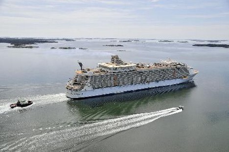 Dünyanın en büyük ve en pahalı yolcu gemisi Oasis of the Seas (Denizdeki Vaha) Finlandiya'nın Turku şehrinde suya indirildi. 361 metre uzunlukta ve 47 metre genişliğindeki dev gemi 6 bin 360 yolcu kapasitesine sahip..