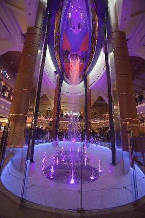 Dünyanın en büyük ve en pahalı yolcu gemisi Oasis of the Seas (Denizdeki Vaha) Finlandiya'nın Turku şehrinde suya indirildi. 361 metre uzunlukta ve 47 metre genişliğindeki dev gemi 6 bin 360 yolcu kapasitesine sahip..