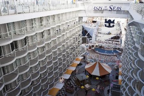 Dünyanın en büyük ve en pahalı yolcu gemisi Oasis of the Seas (Denizdeki Vaha) Finlandiya'nın Turku şehrinde suya indirildi. 361 metre uzunlukta ve 47 metre genişliğindeki dev gemi 6 bin 360 yolcu kapasitesine sahip..