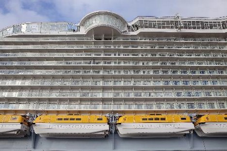Dünyanın en büyük ve en pahalı yolcu gemisi Oasis of the Seas (Denizdeki Vaha) Finlandiya'nın Turku şehrinde suya indirildi. 361 metre uzunlukta ve 47 metre genişliğindeki dev gemi 6 bin 360 yolcu kapasitesine sahip..