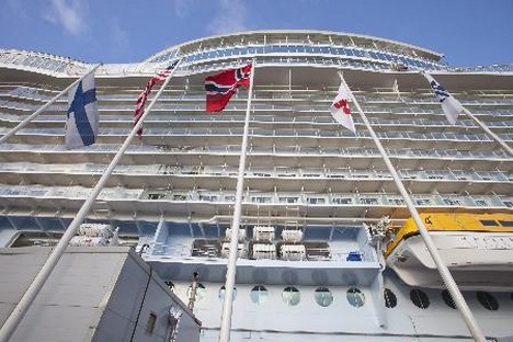 Dünyanın en büyük ve en pahalı yolcu gemisi Oasis of the Seas (Denizdeki Vaha) Finlandiya'nın Turku şehrinde suya indirildi. 361 metre uzunlukta ve 47 metre genişliğindeki dev gemi 6 bin 360 yolcu kapasitesine sahip..