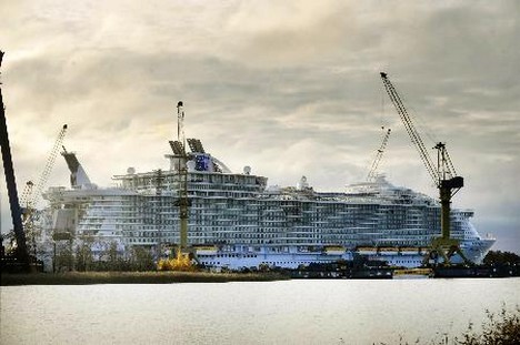 Dünyanın en büyük ve en pahalı yolcu gemisi Oasis of the Seas (Denizdeki Vaha) Finlandiya'nın Turku şehrinde suya indirildi. 361 metre uzunlukta ve 47 metre genişliğindeki dev gemi 6 bin 360 yolcu kapasitesine sahip..
