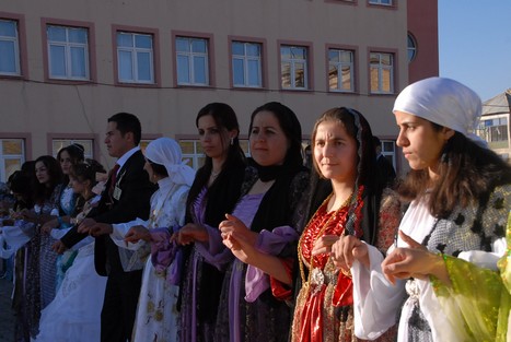 Yüksekova'da 07-08 -2009 Kasım tarihleri arasında evlenen bazı çiftleri sizler için sayfamıza taşıdık.