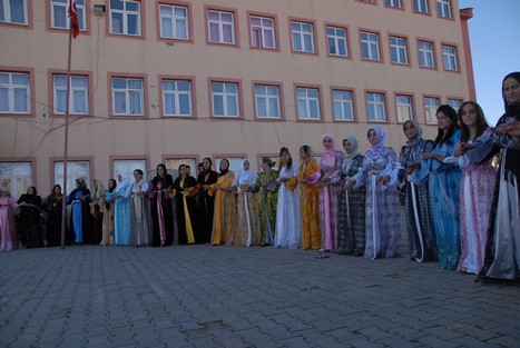 Yüksekova'da 07-08 -2009 Kasım tarihleri arasında evlenen bazı çiftleri sizler için sayfamıza taşıdık.