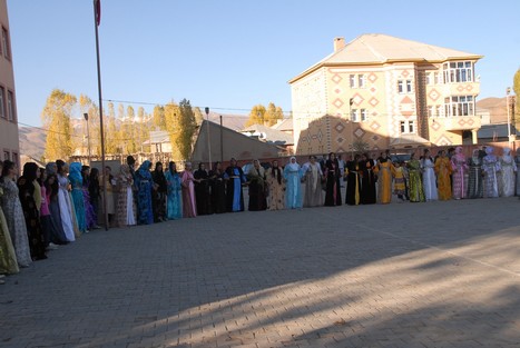 Yüksekova'da 07-08 -2009 Kasım tarihleri arasında evlenen bazı çiftleri sizler için sayfamıza taşıdık.