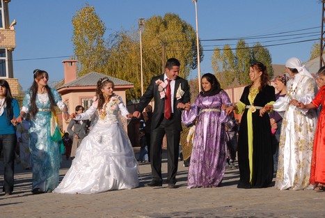 Yüksekova'da 07-08 -2009 Kasım tarihleri arasında evlenen bazı çiftleri sizler için sayfamıza taşıdık.