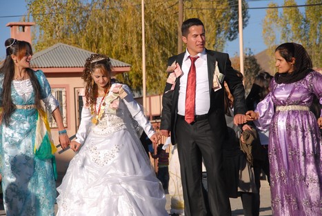 Yüksekova'da 07-08 -2009 Kasım tarihleri arasında evlenen bazı çiftleri sizler için sayfamıza taşıdık.