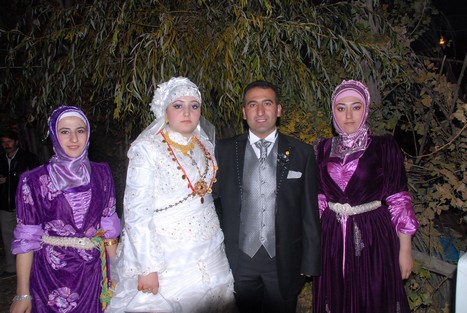 Yüksekova'da 07-08 -2009 Kasım tarihleri arasında evlenen bazı çiftleri sizler için sayfamıza taşıdık.