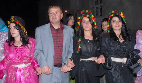 Yüksekova'da 07-08 -2009 Kasım tarihleri arasında evlenen bazı çiftleri sizler için sayfamıza taşıdık.