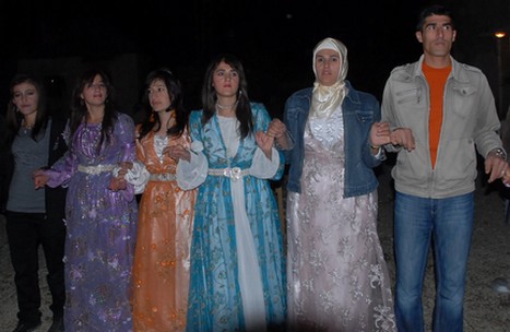 Yüksekova'da 07-08 -2009 Kasım tarihleri arasında evlenen bazı çiftleri sizler için sayfamıza taşıdık.