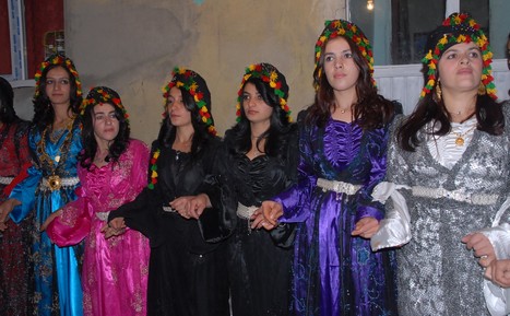 Yüksekova'da 07-08 -2009 Kasım tarihleri arasında evlenen bazı çiftleri sizler için sayfamıza taşıdık.