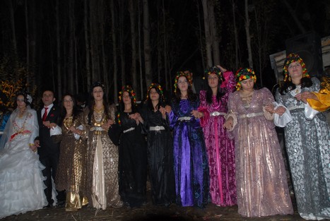 Yüksekova'da 07-08 -2009 Kasım tarihleri arasında evlenen bazı çiftleri sizler için sayfamıza taşıdık.