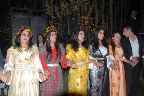 Yüksekova'da 07-08 -2009 Kasım tarihleri arasında evlenen bazı çiftleri sizler için sayfamıza taşıdık.