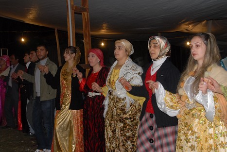 Yüksekova'da 07-08 -2009 Kasım tarihleri arasında evlenen bazı çiftleri sizler için sayfamıza taşıdık.