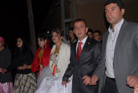 Yüksekova'da 07-08 -2009 Kasım tarihleri arasında evlenen bazı çiftleri sizler için sayfamıza taşıdık.