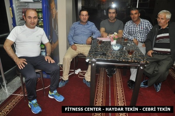 Yeni bir yasam, yeni bir toplum, ama özgür, demokratik ve barış içinde bir arada yasamayı bilen, kimsenin diline, kültürüne, rengine ve ırkına bakmaksızın insanların birbirini kucakladığı bir süreç için barış kervanları yollara düşerken, toplumun hassasiyetlerini istem ve taleplerini anlamakta güçlük çekenler çok iyi bilmelidirler ki gerçeklerden kaçmak çözüm değildir. Bu gün oluşan barış, demokrasi ve kardeşlik umutlarını desteklemek ve yaşamsal bir gerçeğe kavuşturmak için herkesin sorumluluk içinde hareket etmesi gerekliği zorunludur. Bu çerçevede Kürt sorununun demokratik barışçıl çözümünü, Afrikada ve dünyanın bir çok yerinde açlık ve sefalet içerisinde olanların durumunu, sendikal ve örgütlenme talepleri için sokaklarda hakaretlere maruz kalan işçi ve memurların, Kadina şiddetten reva görüldüğü ve evlat acısı içerisinde barışa umut bağlıyan annelerin yürek acısını anlamayanlar anlamalıdırlar yeniden bir Ramazan Bayramını kutlarken nasıl rahat olabiliriz... Bu anlamda umut ederim ki barışçıl bir çözüme hep birlikte evet diyeceğimiz günler dileği ile herkesin Ramazan Bayramını en içten dileklerimle kutlar saygılarımı sunarım.