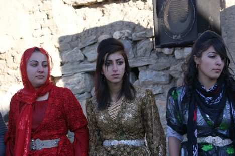 Yüksekova'da 21-22 Kasım 2009 tarihleri arasında evlenen bazı çiftleri sizler için sayfamıza taşıdık.