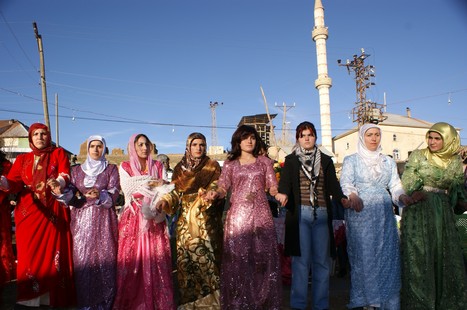 Yüksekova'da 21-22 Kasım 2009 tarihleri arasında evlenen bazı çiftleri sizler için sayfamıza taşıdık.