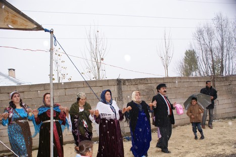 Yüksekova'da 21-22 Kasım 2009 tarihleri arasında evlenen bazı çiftleri sizler için sayfamıza taşıdık.