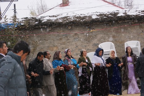 Yüksekova'da 21-22 Kasım 2009 tarihleri arasında evlenen bazı çiftleri sizler için sayfamıza taşıdık.