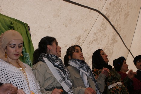 Yüksekova'da 21-22 Kasım 2009 tarihleri arasında evlenen bazı çiftleri sizler için sayfamıza taşıdık.