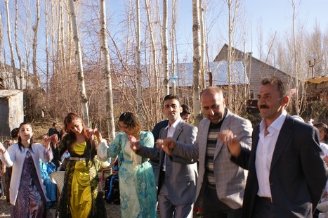 Yüksekova'da 21-22 Kasım 2009 tarihleri arasında evlenen bazı çiftleri sizler için sayfamıza taşıdık.