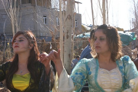 Yüksekova'da 21-22 Kasım 2009 tarihleri arasında evlenen bazı çiftleri sizler için sayfamıza taşıdık.