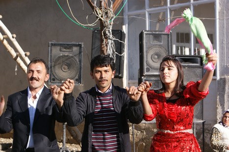 Yüksekova'da 21-22 Kasım 2009 tarihleri arasında evlenen bazı çiftleri sizler için sayfamıza taşıdık.