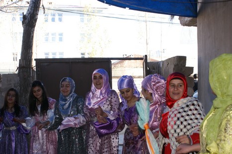 Yüksekova'da 21-22 Kasım 2009 tarihleri arasında evlenen bazı çiftleri sizler için sayfamıza taşıdık.