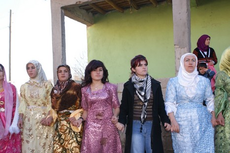 Yüksekova'da 21-22 Kasım 2009 tarihleri arasında evlenen bazı çiftleri sizler için sayfamıza taşıdık.