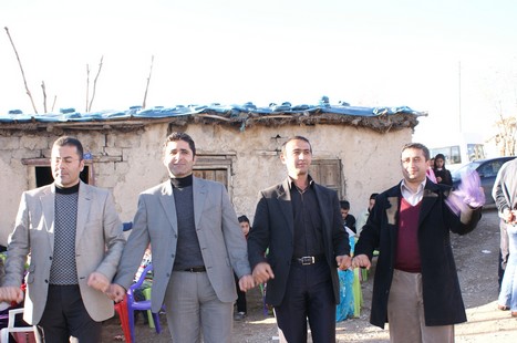 Yüksekova'da 21-22 Kasım 2009 tarihleri arasında evlenen bazı çiftleri sizler için sayfamıza taşıdık.