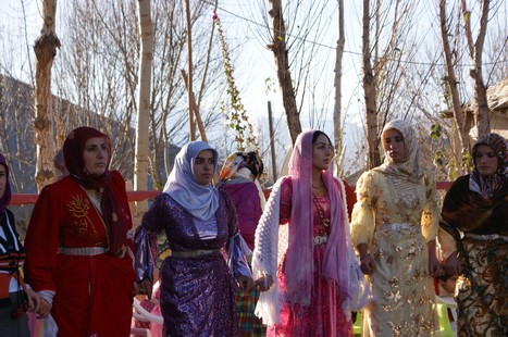 Yüksekova'da 21-22 Kasım 2009 tarihleri arasında evlenen bazı çiftleri sizler için sayfamıza taşıdık.