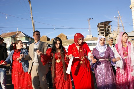 Yüksekova'da 21-22 Kasım 2009 tarihleri arasında evlenen bazı çiftleri sizler için sayfamıza taşıdık.