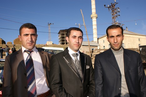 Yüksekova'da 21-22 Kasım 2009 tarihleri arasında evlenen bazı çiftleri sizler için sayfamıza taşıdık.