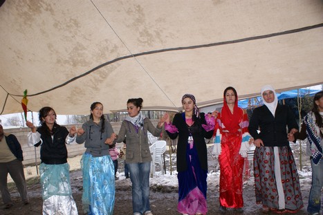 Yüksekova'da 21-22 Kasım 2009 tarihleri arasında evlenen bazı çiftleri sizler için sayfamıza taşıdık.