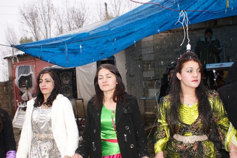 Yüksekova'da 21-22 Kasım 2009 tarihleri arasında evlenen bazı çiftleri sizler için sayfamıza taşıdık.