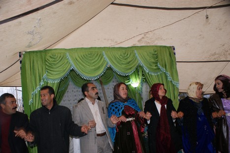 Yüksekova'da 21-22 Kasım 2009 tarihleri arasında evlenen bazı çiftleri sizler için sayfamıza taşıdık.