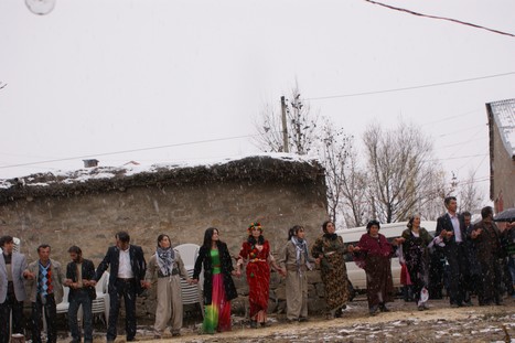 Yüksekova'da 21-22 Kasım 2009 tarihleri arasında evlenen bazı çiftleri sizler için sayfamıza taşıdık.