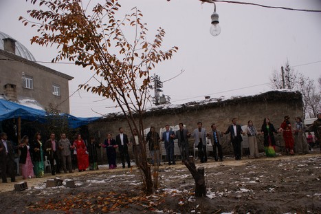 Yüksekova'da 21-22 Kasım 2009 tarihleri arasında evlenen bazı çiftleri sizler için sayfamıza taşıdık.