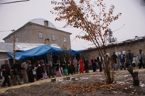 Yüksekova'da 21-22 Kasım 2009 tarihleri arasında evlenen bazı çiftleri sizler için sayfamıza taşıdık.