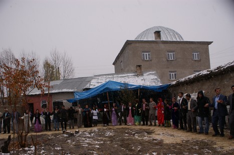 Yüksekova'da 21-22 Kasım 2009 tarihleri arasında evlenen bazı çiftleri sizler için sayfamıza taşıdık.