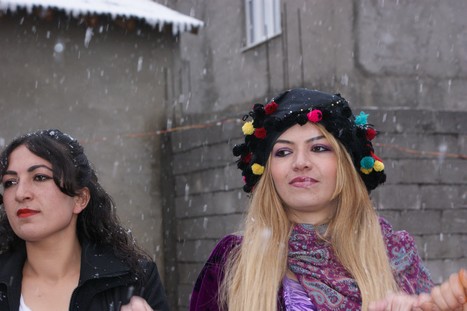 Yüksekova'da 21-22 Kasım 2009 tarihleri arasında evlenen bazı çiftleri sizler için sayfamıza taşıdık.