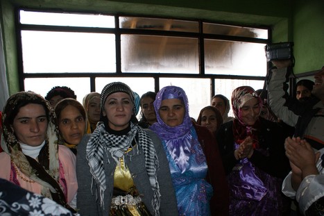 Yüksekova'da 21-22 Kasım 2009 tarihleri arasında evlenen bazı çiftleri sizler için sayfamıza taşıdık.