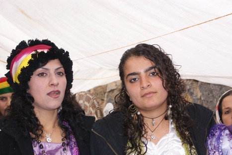 Yüksekova'da 21-22 Kasım 2009 tarihleri arasında evlenen bazı çiftleri sizler için sayfamıza taşıdık.