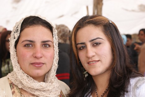 Yüksekova'da 21-22 Kasım 2009 tarihleri arasında evlenen bazı çiftleri sizler için sayfamıza taşıdık.