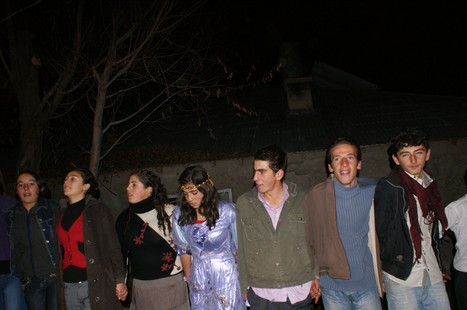 Yüksekova'da 21-22 Kasım 2009 tarihleri arasında evlenen bazı çiftleri sizler için sayfamıza taşıdık.