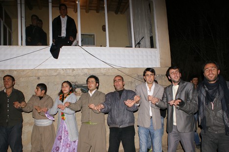 Yüksekova'da 21-22 Kasım 2009 tarihleri arasında evlenen bazı çiftleri sizler için sayfamıza taşıdık.