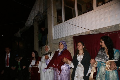 Yüksekova'da 21-22 Kasım 2009 tarihleri arasında evlenen bazı çiftleri sizler için sayfamıza taşıdık.